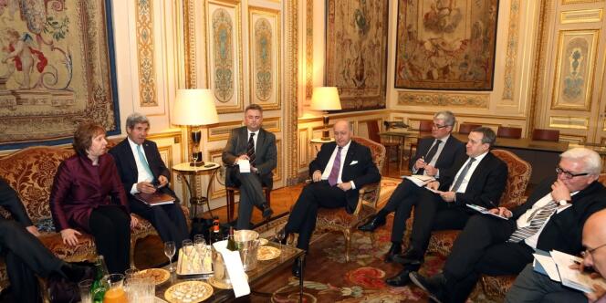 Discussions mercredi à Paris entre, de gauche à droite, Catherine Ashton (UE), John Kerry (Etats-Unis), Laurent Fabius (France), Andreï Dechtchitsa (Ukraine) et Frank-Walter Steinmeier (Allemagne).