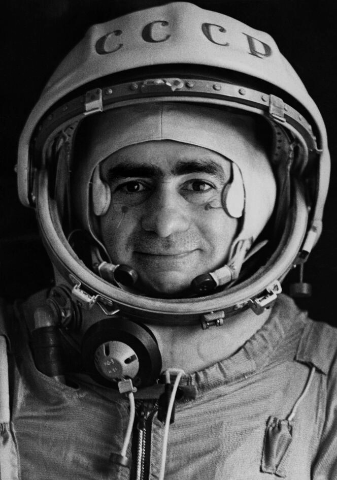 “Spoutnik”, portrait officiel du pilote-cosmonaute Iván Istochnikov, 1968. 
Tirage gélatino-argentique. 
