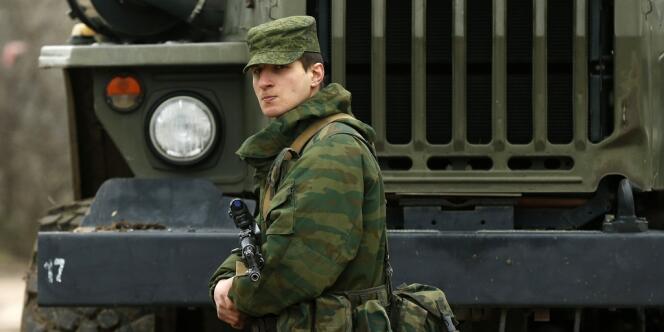Un soldat, probablement russe, à proximité de la base militaire de Sébastopol, en Crimée.