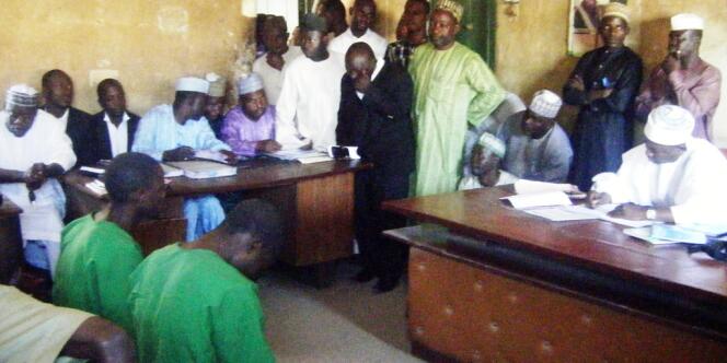 Deux homosexuels (au premier plan, en vert) lors de leur première comparution devant un tribunal islamique du nord du Nigeria, le 22 janvier.