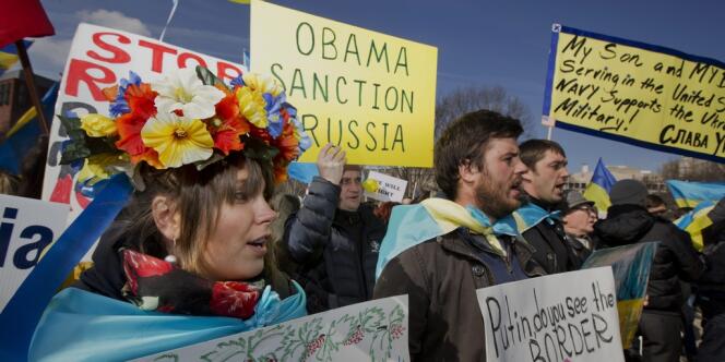 Manifestation d'Ukrainiens devant la Maison Blanche, à Washington, contre 