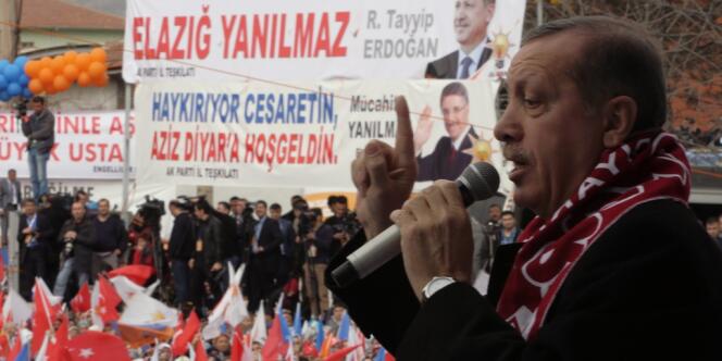 Le premier ministre turc Recep Tayyip Erdogan, le 6 mars 2014, à Elazig lors d'un meeting de son parti.