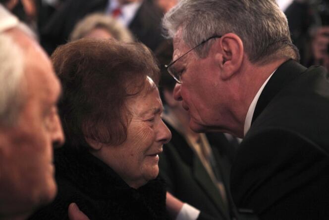 Le président allemand, Joachim Gauck, embrasse Stella Cohen, une juive grecque de 93 ans, le 7 mars à la synagogue de Ioanina.