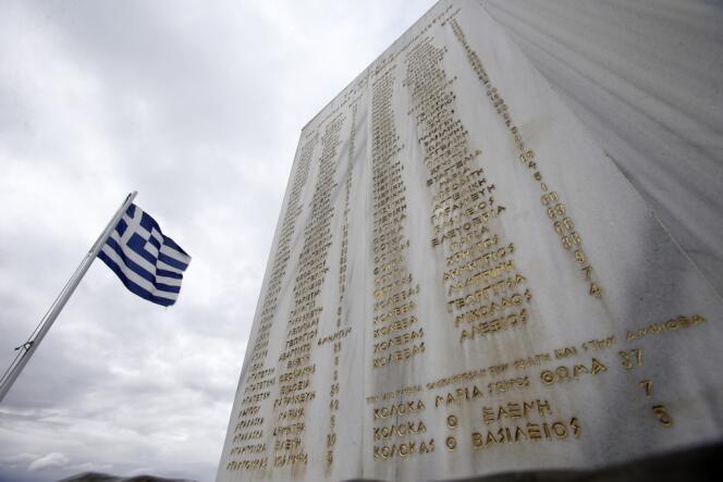 Monument aux villageois grecs massacrés par les troupes allemandes à Liguiades en 1943.