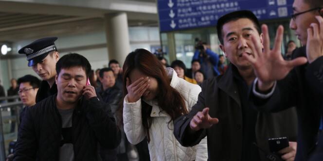 Une proche d'un des passagers du vol MH370, à l'aéroport de Pékin.