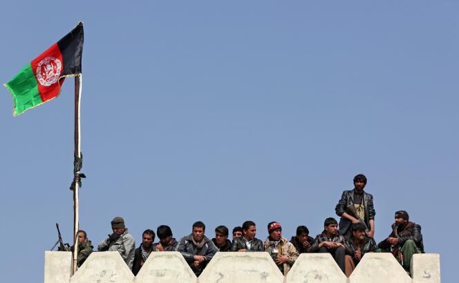 Des gardes du corps du candidat Abdullah Abdullah, surveillent une réunion publique, dans la banlieue de Kaboul, le 5 mars 2014.