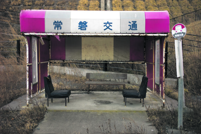 Arrêt de bus abandonné dans la ville de Tomioka, à 10 km au sud-est de la centrale de Fukushima-Daiichi.