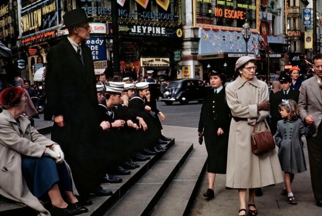 Londres, 6 février 1953. Une autre image du couronnement de la reine Elisabeth II, vu d'un trottoir de Picadilly Circus, par Robert Capa.