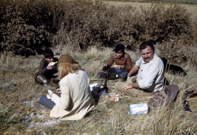 Sun Valley (Idaho, Etats-Unis), 1941. Ernest Hemingway pique-nique avec ses fils et sa femme, Martha Gellhorn.