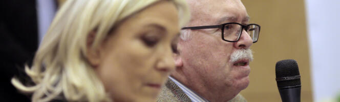Le candidat du Front national à Paris, Wallerand de Saint-Just, avec la présidente du parti, Marine Le Pen, lors d'une conférence de presse à Paris le 10 mars. 