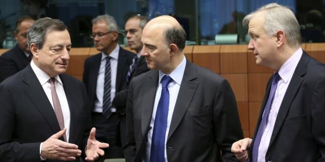 Le président de la Banque centrale européenne, Mario Draghi, en compagnie de Pierre Moscovici à l'époque ministre de l'économie et le commissaire européen aux affaires monétaires, Olli Rehn.
