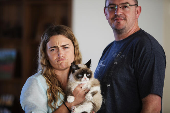 Grumpy Cat, entouré par ses propriétaires, la famille Bundesen.