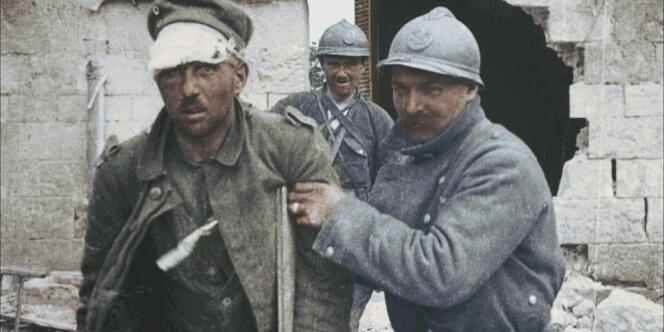Un poilu arrête un soldat allemand. Image colorisée de la guerre 14-18. 