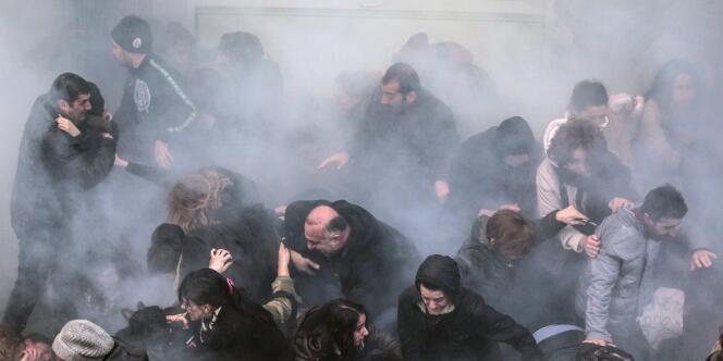 Dispersion de manifestants par l'usage de gaz lacrymogène, mercredi 12 mars à Istanbul. 