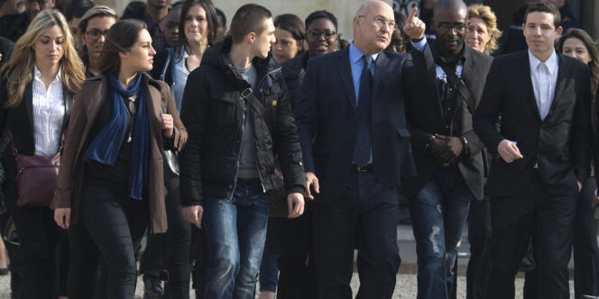 Michel Sapin, ministre du travail et de l’emploi, avec des jeunes en « contrat d’avenir », mardi 11 mars à l’Elysée.