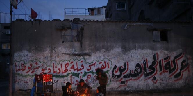 Des Palestiniens de la bande de Gaza se réchauffent autour d'une feu, le 14 mars 2014. 