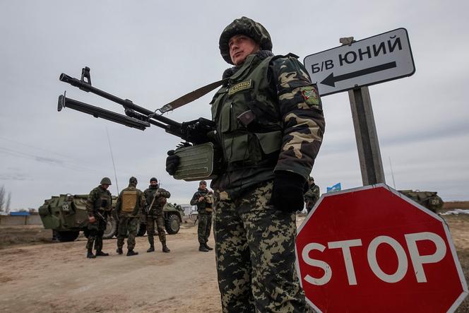 Un soldat ukrainien à un point de contrôle en Crimée.