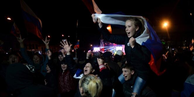 Des habitants de Crimée fêtent les résultats du référendum, le 16 mars, à Simferopol. 