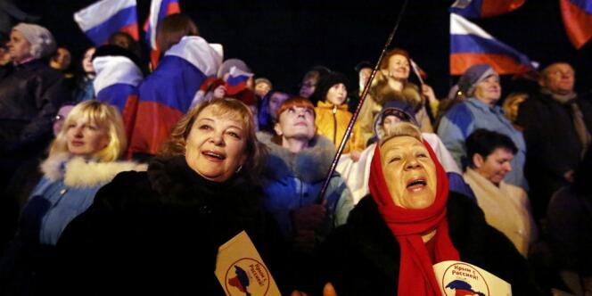Des Criméens suivent l'annonce des résultats du référendum sur un rattachement de la péninsule à la Russie, le 16 mars.