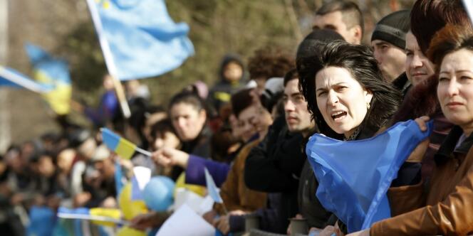 Rassemblement de Tatars pro-ukrainiens dans le village d'Eksmi-Sari, près de Simferopol, le 14 mars.