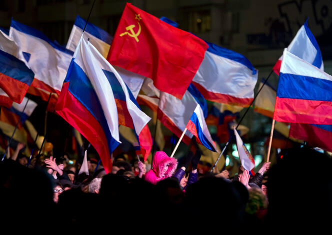 Manifestants prorusses à Simferopol, en Crimée, le 16 mars 2014. 