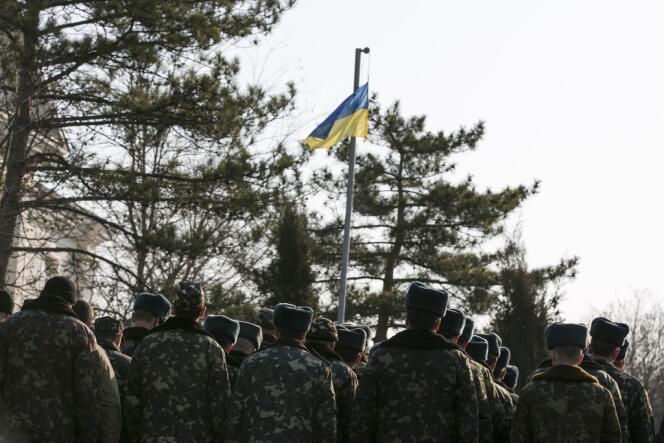 Des soldats ukrainiens, à côté de Sébastopol, le 15 mars.