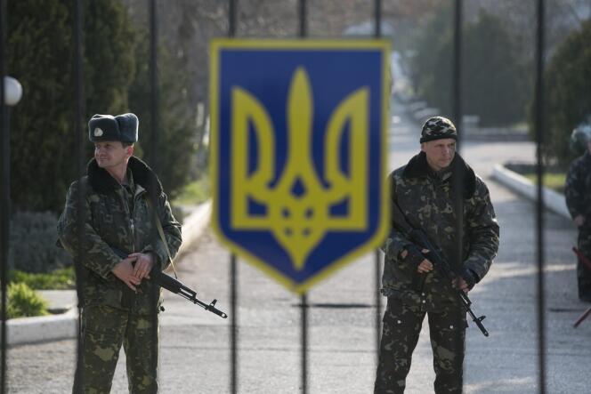Des soldats ukrainiens, près de Sébastopol, le 15 mars.