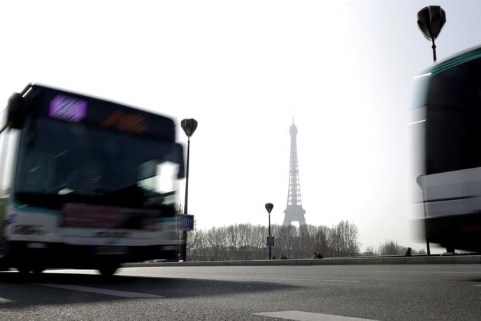 Un bus de la RATP près de la tour Eiffel, à Paris, le 14 mars.
