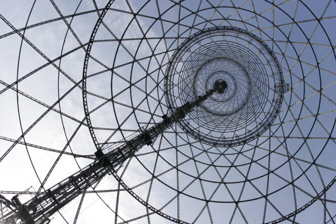 La structure concentrique de la tour Choukhov évoque les ondes radio.