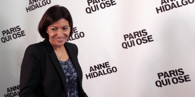 Anne Hidalgo, lors d'une conférence de presse, le 16 mars.