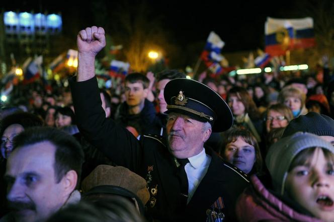 La foule de Sébastopol fête les résultats du référendum en Crimée, le 16 mars.