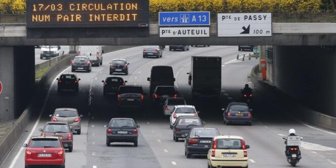 La moitié des véhicules franciliens ne peuvent pas circuler en raison d'un nouveau pic de pollution. 