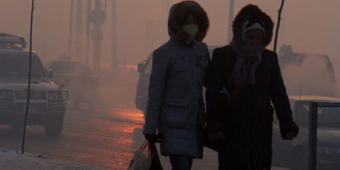 Des femmes se protégeant de la pollution à Oulan-Bator, en Mongolie.