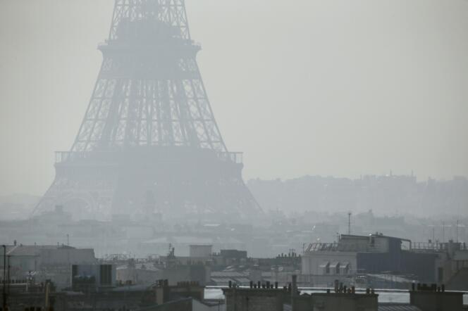 Paris enveloppé d'un brouillard de pollution, en mars 2014.