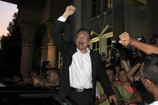 Anwar Ibrahim à la sortie du tribunal qui l'a condamné pour « sodomie » le 7 mars, veille de la disparition du vol 377. Le chef de l'opposition malaisienne est passible de cinq ans de prison.