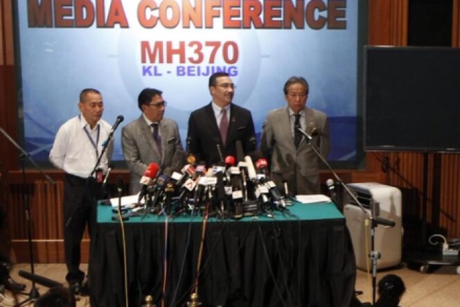 Conférence de presse du directeur de la Malaysia Airlines, Ahmad Jauhari Yahya (à gauche) et du ministre des transports malaisien Hishammuddin Hussein (deuxième à partir de la droite), à l’aéroport de Kuala Lumpur, mardi 18 mars.