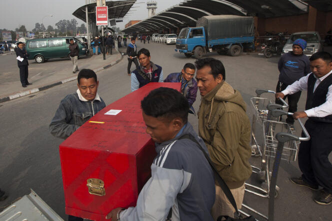Chaque jour, des migrants morts dans leur pays d’accueil sont rapatriés. Ici, à l’aéroport de Katmandou, fin 2013.