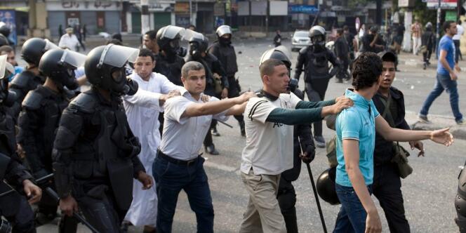 Des partisans du président déchu Mohamed Morsi sont arrêtés par la police, le 6 octobre 2013 au Caire.