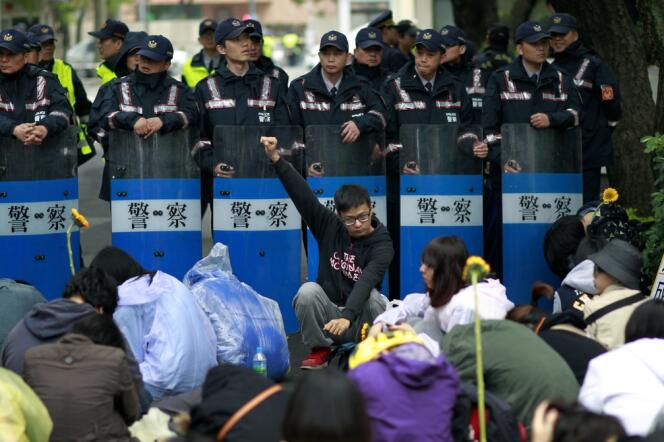 Des étudiants devant les forces de l'ordre, le 20 mars à Taipei.
