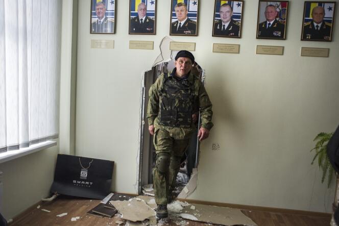 Un combattant des «forces d’autodéfense» de Crimée dans les locaux de la marine ukrainienne, à Sébastopol, mercredi 19 mars.