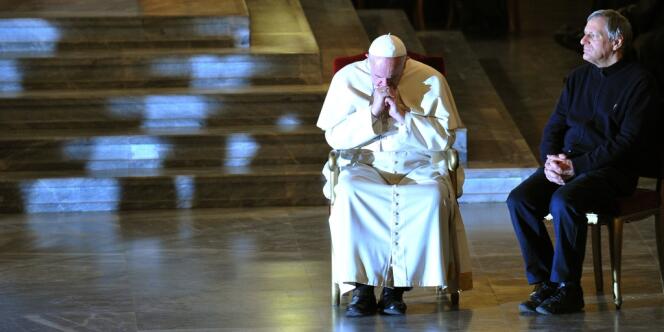 Le pape, vendredi, lors de l'énumération des 842 noms de victimes des mafias dans une église de Rome près du Vatican.