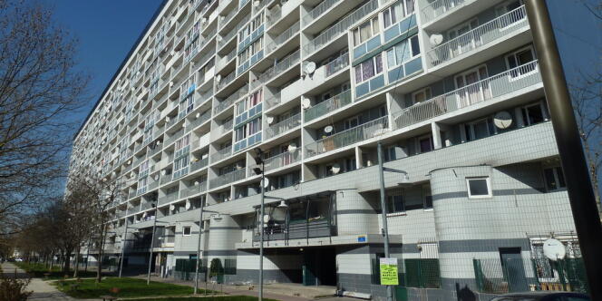Un immeuble de la cité des 4000, à La Courneuve. Pour la première fois de son histoire, la Seine-Saint-Denis risque de basculer à droite.