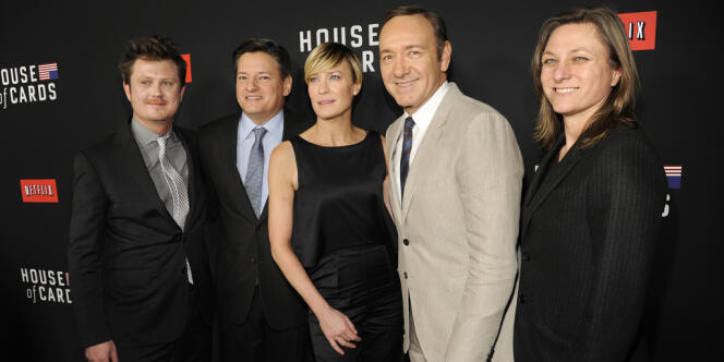 Beau Willimon (scénariste), Ted Sarandos (Netflix), Robin Wright (actrice), Kevin Spacey (acteur) et Cindy Holland (Netflix) lors d’une projection spéciale de la saison 2 de la série « House of Cards », produite par Netflix, le 13 février, à Los Angeles.