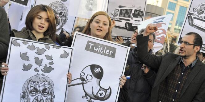 Manifestations contre la décision du gouvernement turc d'interdire Twitter, le 21 mars à Ankara. 