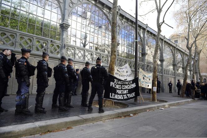 Des forces de police encerclent le Carreau du Temple à Paris (3e), samedi 22 mars, occupé par des artistes et techniciens travaillant dans le milieu du spectacle.
