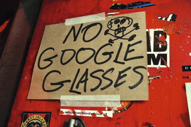 Les pancartes d'interdiction des lunettes Google fleurissent dans les bars de San Francisco, comme à l'entrée du Lucky 13. 