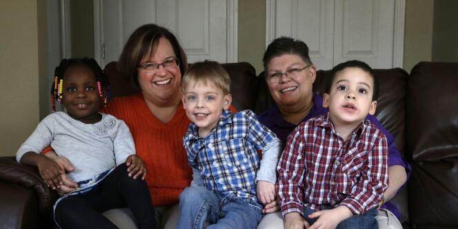 April DeBoer et Jayne Rowse, les deux femmes ayant saisi la justice du Michigan, le 5 mars avec leurs enfants adoptés.