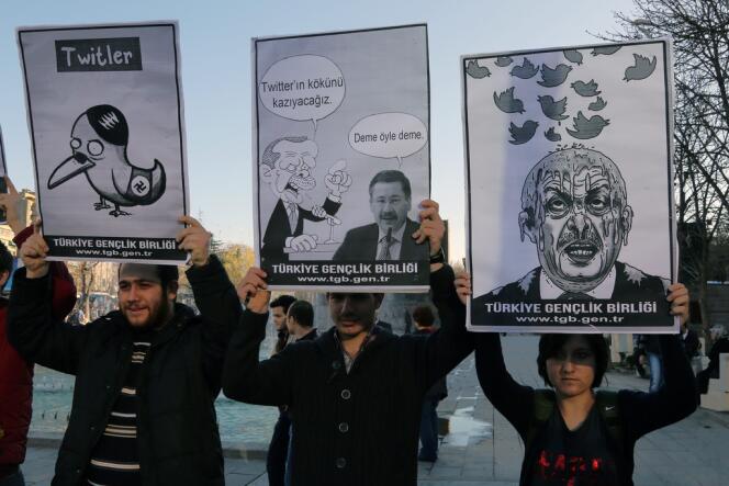 Protestation contre le blocage de Twitter par le pouvoir, vendredi 21 mars, à Ankara.