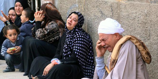 Parents et amis de militants pro-Morsi condamnés pour les violences de cet été, réunis devant le tribunal dans le sud de Minya.