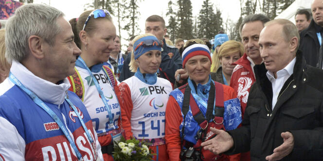 Le président Poutine en compagnie de volontaires aux Jeux olympiques de Sotchi, le 8 mars.